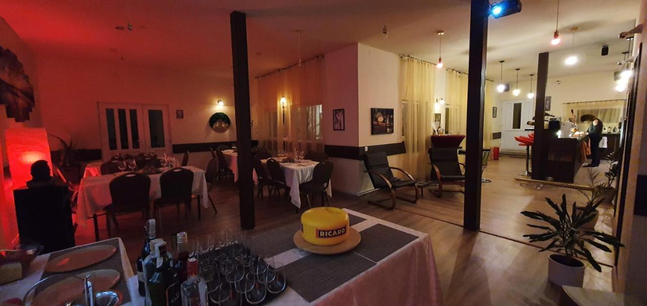Forest Inn Izvorani ภายนอก รูปภาพ