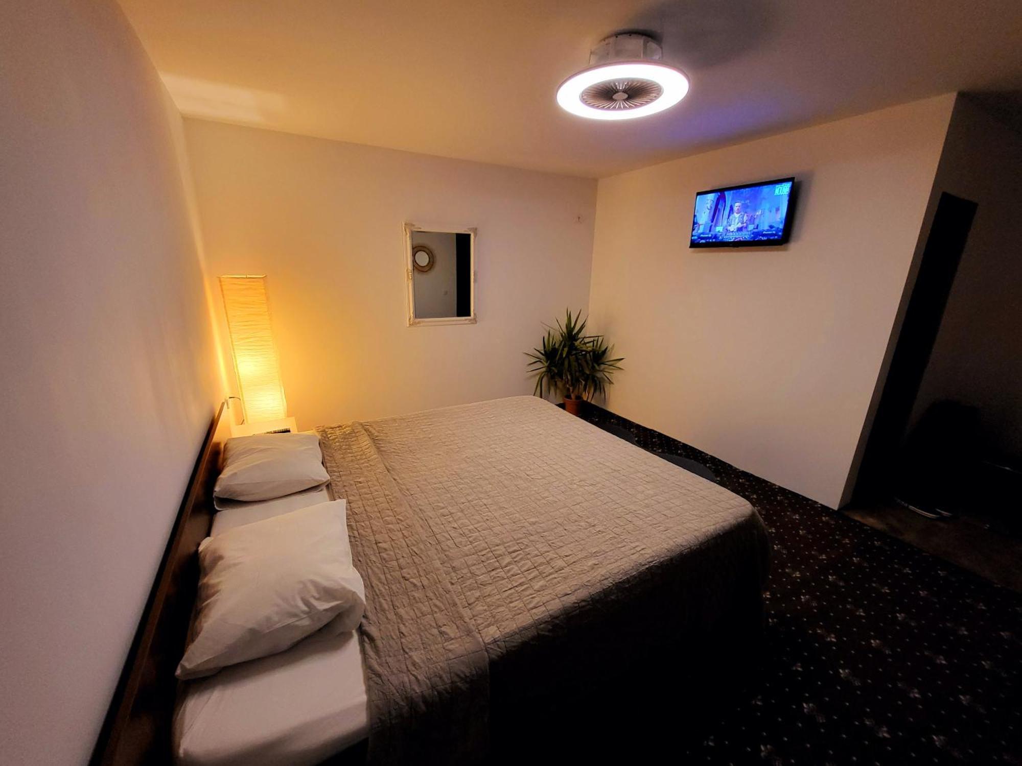 Forest Inn Izvorani ภายนอก รูปภาพ